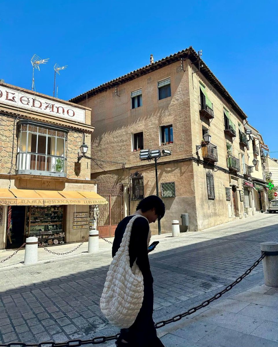 marvellafemv's tweet photo. Acabo de llegar a Madrid, tomé un café en la plaza principal y me perdí un momento entre sus calles llenas de historia. Una salida perfecta para empezar el fin de semana! https://t.co/88uSz9T1Re