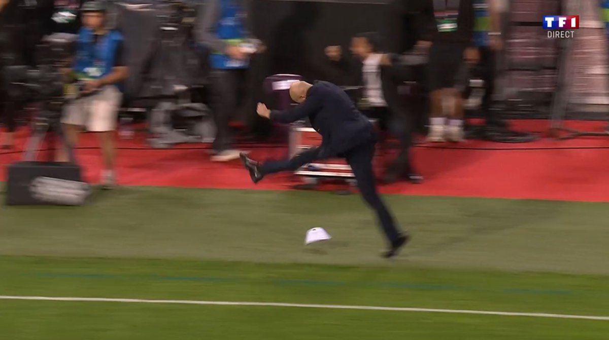 lnstantFoot's tweet photo. AHAHAHAHAHAH ZIDANE A PÉTÉ UN CABLE SUR LE BUT D'OLISE !!! 😭😭😭😭🇫🇷🇫🇷🇫🇷🇫🇷🇫🇷 https://t.co/5ku707Guza