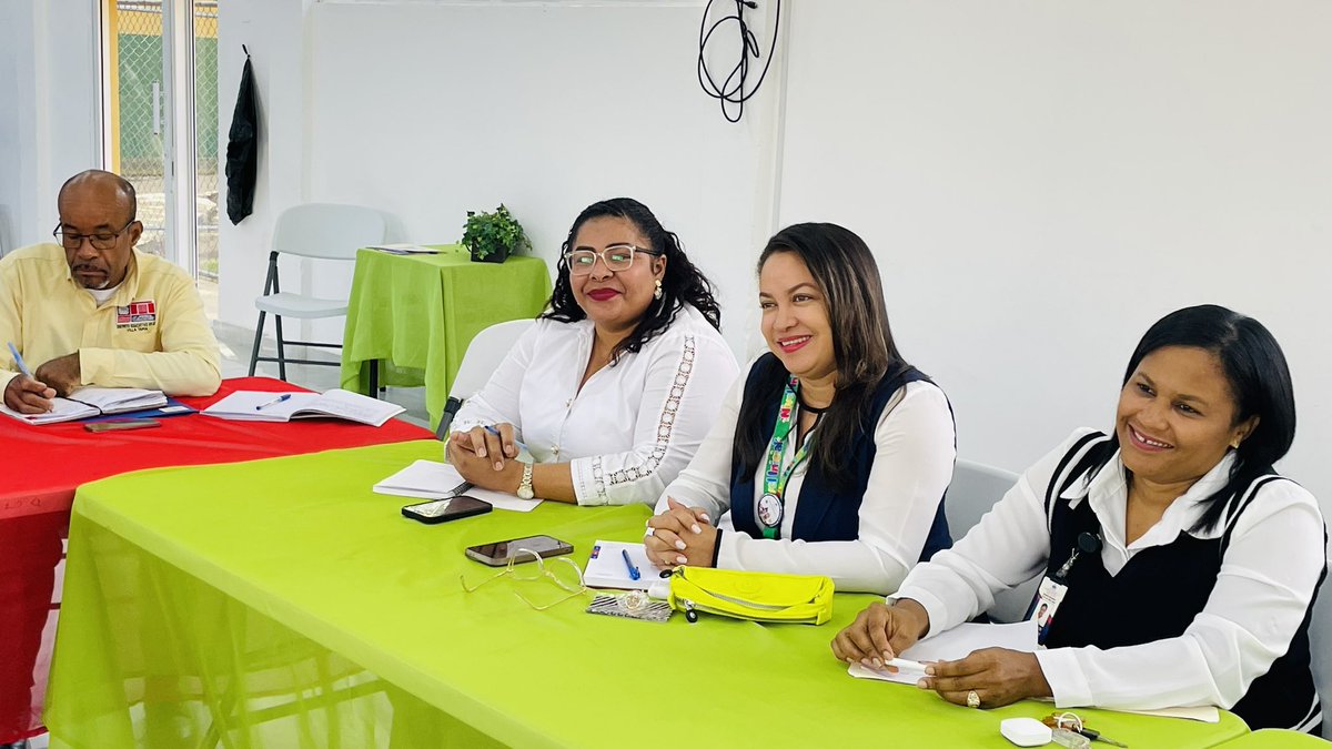DistritoTapia's tweet photo. Unidad Curricular y Gestión Pedagógica del Distrito de Villa Tapia se reunió con el equipo de técnicos docentes, coordinada por Luisa Hidalgo. 💛

Compartieron y reflexionaron sobre los acompañamientos y seguimientos pedagógicos realizados en los centros educativos https://t.co/T7mwGap20x