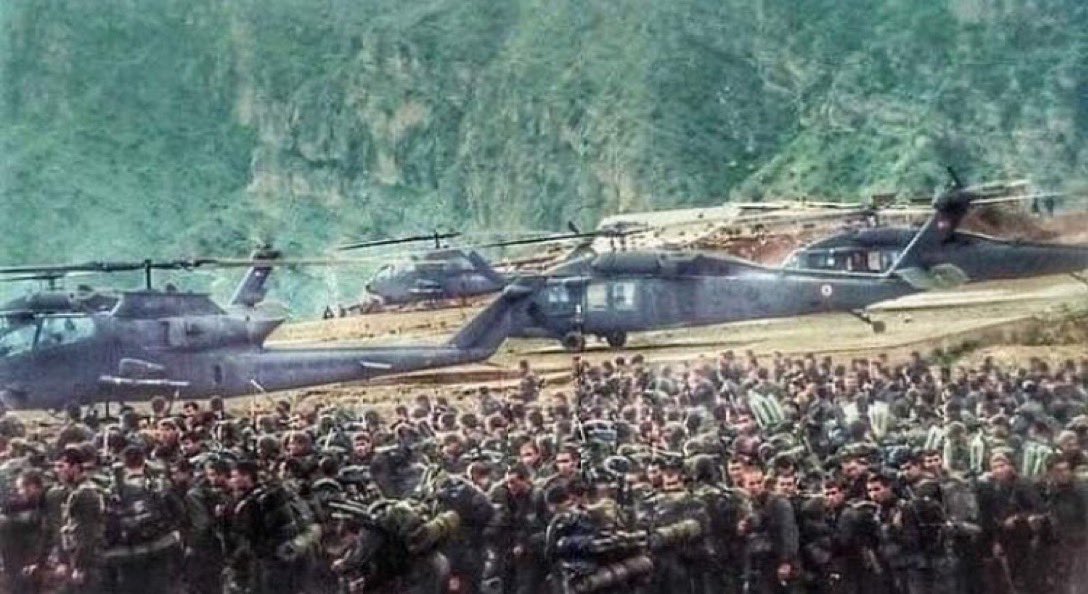 FiiTarih's tweet photo. Yanlış olmasın Hollywood sahnesi değil, 1995 Çelik Harekatında Şanlı Türk Askeri. https://t.co/Ne1tc4edf8