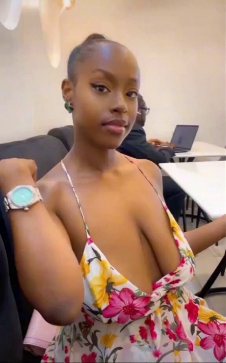 presido150's tweet photo. Una dey laugh saggy breast…… if na u stand for 21 years, you nor go rest?😹😭 https://t.co/0ADkuAwkeL