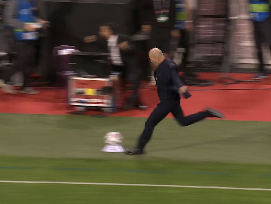 ZOUUNAAAA's tweet photo. Zidane est complètement barge ptdrrr https://t.co/pvz13k6Iui