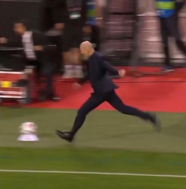 ActuFoot_'s tweet photo. HAHAHAHAHAHAHA 😭😭😭😭

La réaction de Zidane sur le but d’Olise. https://t.co/wQqmhf9I60