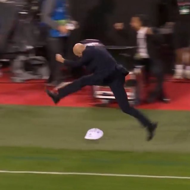 ActuFoot_'s tweet photo. HAHAHAHAHAHAHA 😭😭😭😭

La réaction de Zidane sur le but d’Olise. https://t.co/wQqmhf9I60