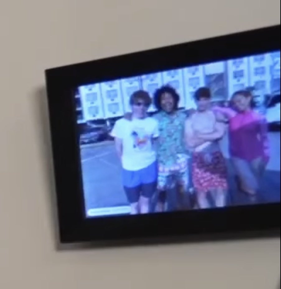 bluec1trusheart's tweet photo. BUNCH OF FRIENDS IF YOU CAN HEAR US PLEASE POST A PHOTODUMP BUNCH OF FRIENDS https://t.co/zjqs0IndEE
