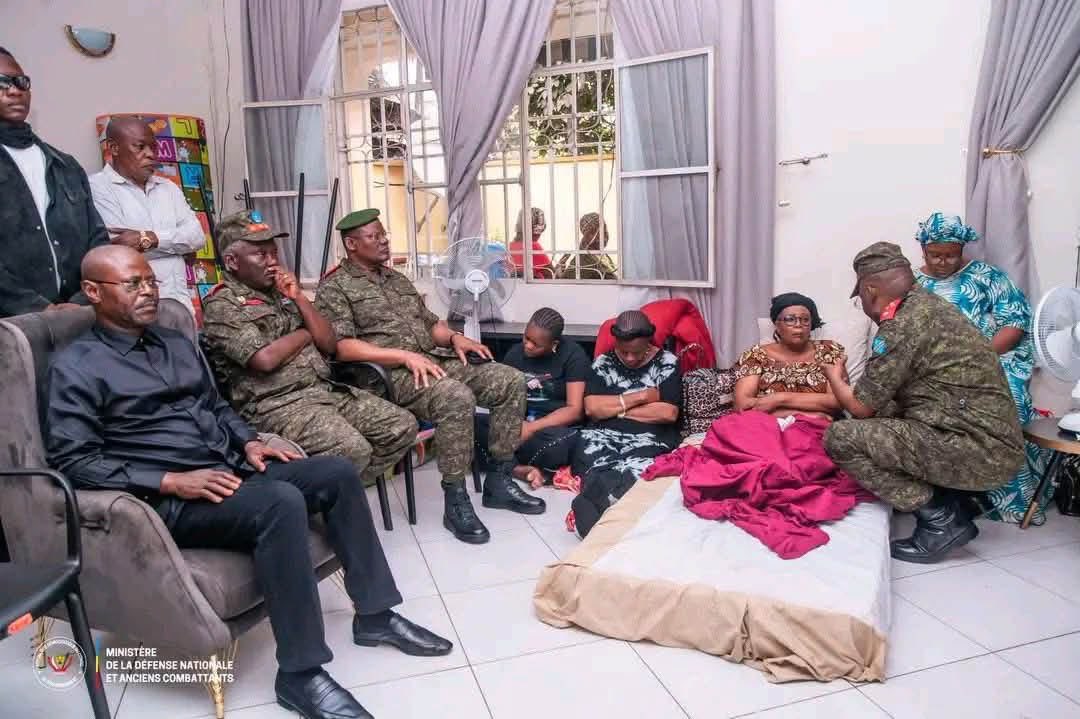 NimiVictoire's tweet photo. CRASH DE KENGE : LE VPM GUY KABOMBO CLÔTURE SA TOURNÉE DE COMPASSION

Accompagné d’une forte délégation du haut commandement militaire national, le VPM Guy Kabombo s’est rendu aux domiciles de feu les lieutenants-généraux Mutombo Katalayi Tiende Joseph et Likulia Bakumi Lucien https://t.co/XRnURURYQM