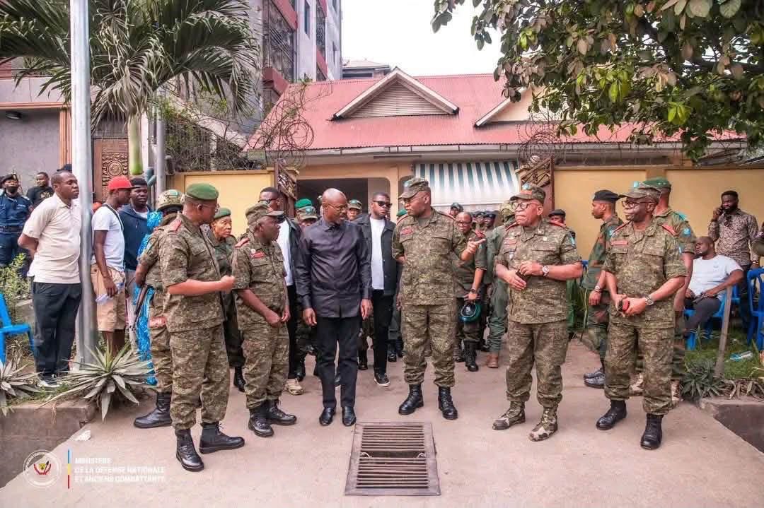 NimiVictoire's tweet photo. CRASH DE KENGE : LE VPM GUY KABOMBO CLÔTURE SA TOURNÉE DE COMPASSION

Accompagné d’une forte délégation du haut commandement militaire national, le VPM Guy Kabombo s’est rendu aux domiciles de feu les lieutenants-généraux Mutombo Katalayi Tiende Joseph et Likulia Bakumi Lucien https://t.co/XRnURURYQM