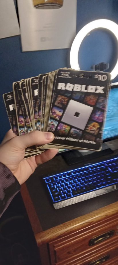 mangopulls's tweet photo. found an old pile of robux cards laying around, so i thought id do a little christmas giveaway!

like, follow, retweet, and comment your username to enter!! PICKING WINNERS DECEMBER 25TH https://t.co/EiYgbMYkuR