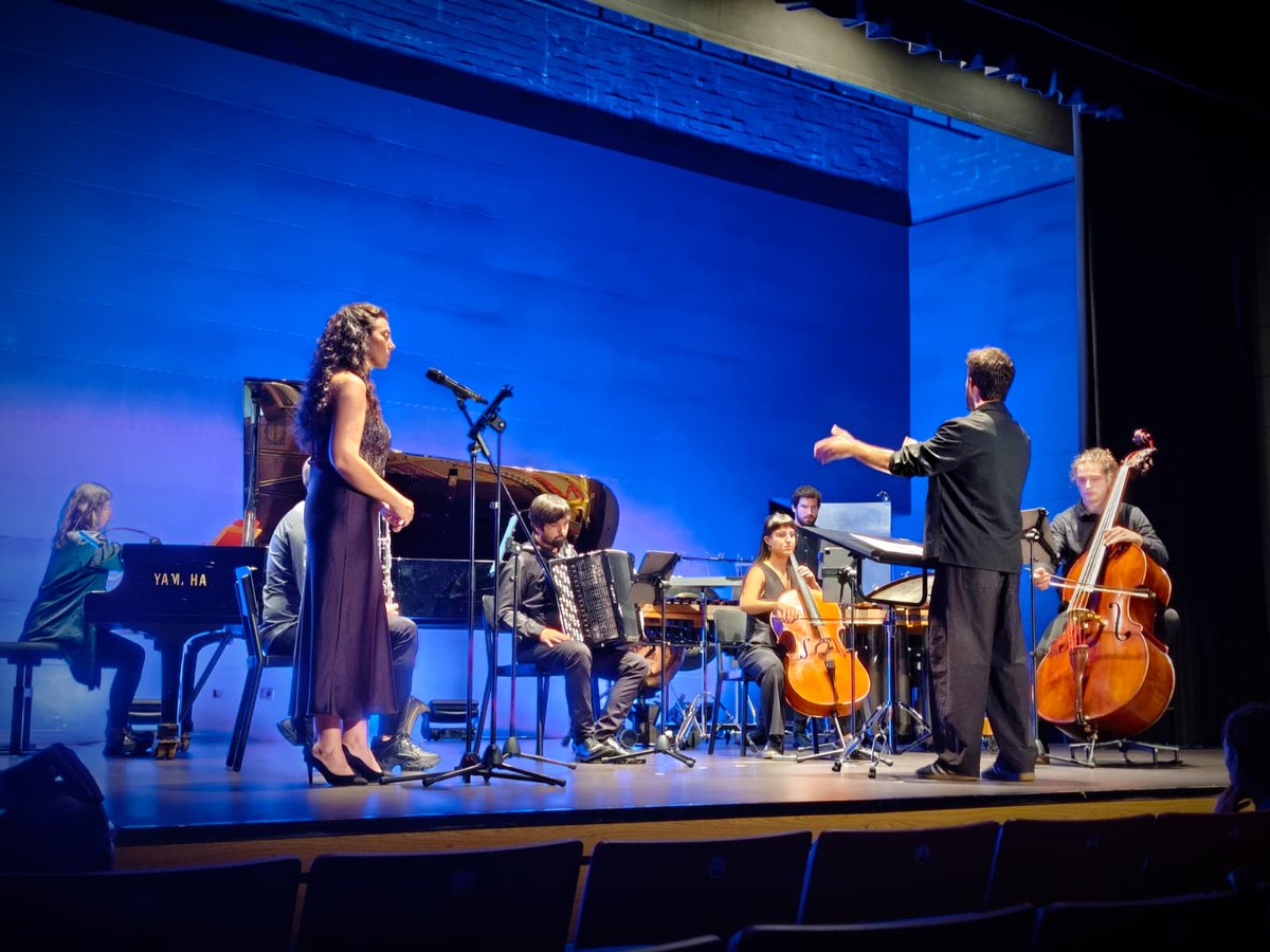 CCultura's tweet photo. 🎼 A nova edición de CONTEMPORÁNEAS botou a andar esta noite da man de Arxis Ensemble, coa voz de Margarita Rodríguez e baixo a dirección de Aitor Vázquez Torres

#Música #Contemporáneas https://t.co/EbpJUMaL7U