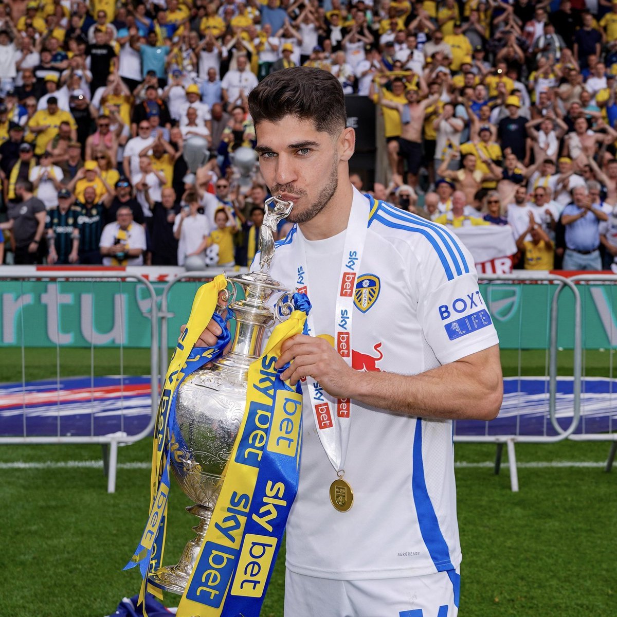 ma33499357's tweet photo. Can we get an MOT for this fucking legend who helped get Leeds promoted and is now being slated for daring to defend his country against a bunch of terrorists! https://t.co/ZjIpYxRSMj