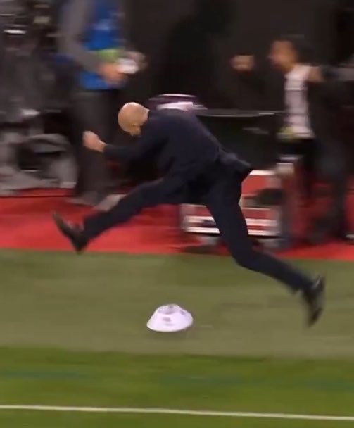 theMadridZone's tweet photo. ZIDANE 😭😭😭 https://t.co/PoB4nwEP23