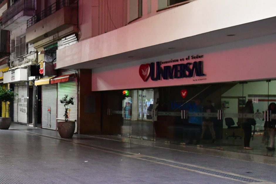 HernanSeivane's tweet photo. Buena parte del microcentro de la ciudad de Buenos Aires está abandonado: desde el Obelisco hasta Puerto Madero hay locales cerrados por todos lados, persianas bajas donde antes había cines y comercios, y de noche es una zona muerta y oscura. Es hora de que se haga algo.
Se debe hacer una transformación histórica: un gran circuito peatonal cultural en forma de "U". Extender la peatonal Corrientes hasta Florida y volver por Lavalle.
El corazón del proyecto es la reconversión cultural: transformar los antiguos cines de Lavalle —hoy en su mayoría templos religiosos o galerías comerciales improvisadas— en nuevos teatros y centros culturales. 
El corredor integraría a los gigantes que ya están en la zona: el Gran Rex, el Maipo, el Astros.
Conectar Lavalle con Corrientes a través de Florida no solo suma escenarios: revitaliza un área hoy apagada. Eso significa:
Más turismo nacional e internacional.
Más trabajo para gastronomía y comercio local.
Devolverle seguridad al centro a través de la cultura y el movimiento nocturno.
Buenos Aires es la capital teatral de América Latina. Hay que recuperar el corazón de la ciudad, herido de muerte desde la cuarentena cavernícola.
Es momento de decisiones. ¿Quién se animará a llevarlo adelante?

@jorgemacri @claramuzzio @PilarRamirezmpr