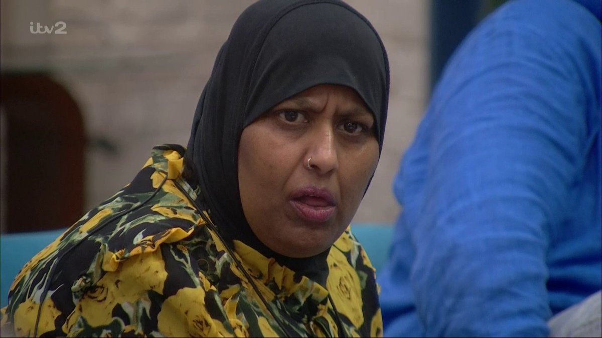 l0ttiehall's tweet photo. Pauline turning down Lynx’s cooking because “none of it is organic” and she “doesn’t eat anything that isn’t organic” yet we’ve just seen her eat walkers cheese and onion??? #bbuk https://t.co/N1ee2OoXfi