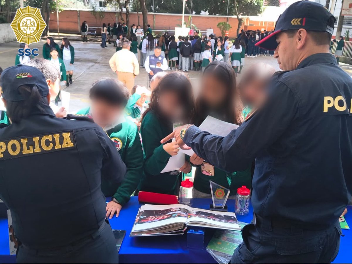 PBI_SSC's tweet photo. 🎉🏫 En el marco del 50 Aniversario de la Secundaria Diurna N.° 195 #Tlamachihuapan, en la @AlcaldiaTlalpan, la #PBI de la @SSC_CDMX participó en una #FeriaDeSeguridad con actividades y juegos a través de su #StandInformativo. https://t.co/CNSnt7m1O6