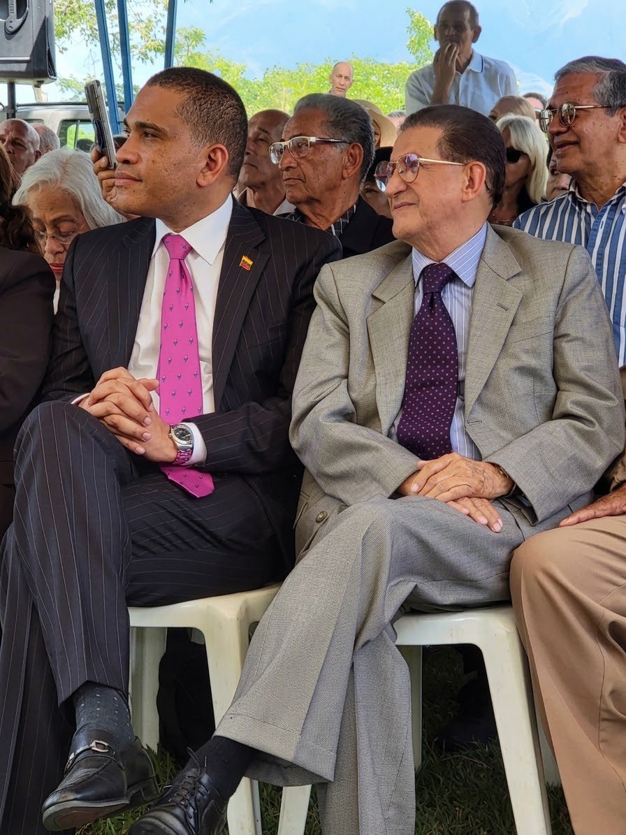 leocenisoficial's tweet photo. La Dirección Nacional del partido rindió homenaje al padre de la democracia venezolana, expresidente de Venezuela y fundador de nuestro partido, Rómulo Betancourt, al cumplirse el cuadragésimo tercer (43.°) aniversario de su fallecimiento. El orador de orden del acto fue el profesor y miembro del Comité Ejecutivo Nacional, Ángel Lugo. Estuvieron presentes el compañero secretario general Henry Ramos, el secretario de organización Piero Marum, así como los miembros de la dirección nacional José Zamora, Edgar Zambrano y Nelson Guillén, entre otros.