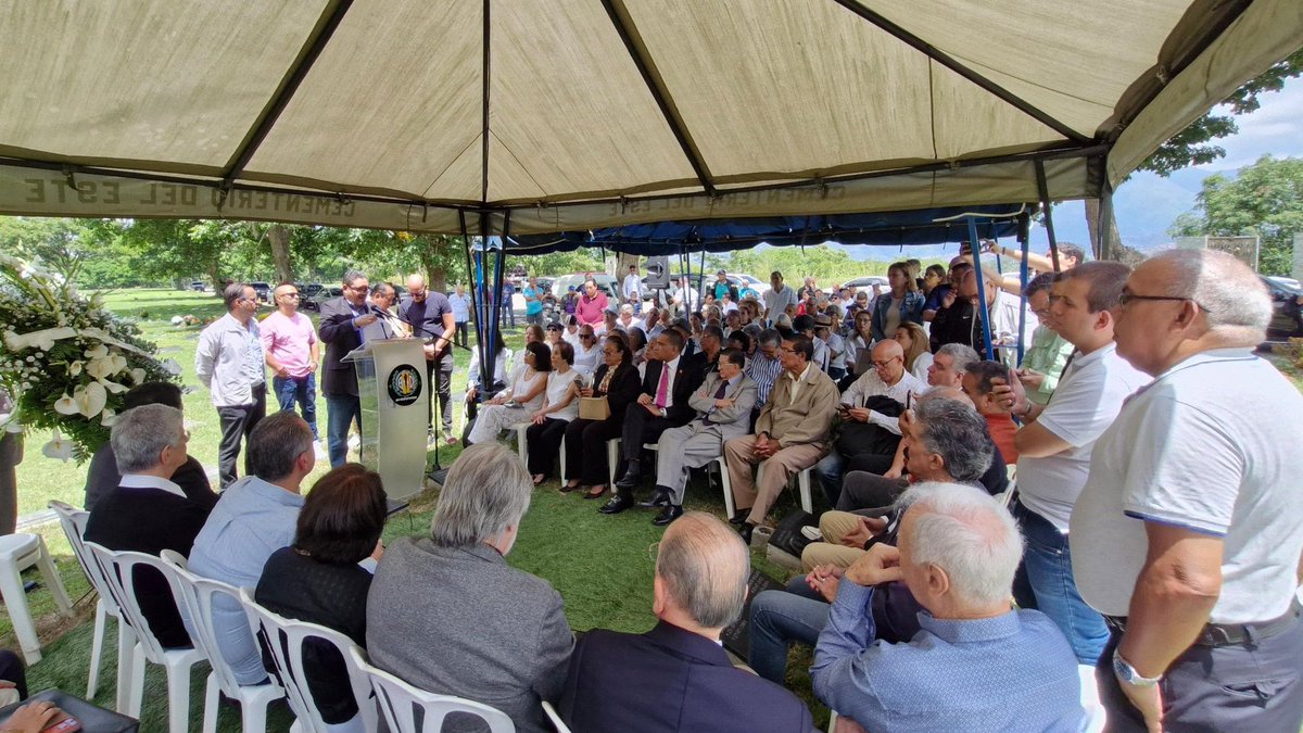 leocenisoficial's tweet photo. La Dirección Nacional del partido rindió homenaje al padre de la democracia venezolana, expresidente de Venezuela y fundador de nuestro partido, Rómulo Betancourt, al cumplirse el cuadragésimo tercer (43.°) aniversario de su fallecimiento. El orador de orden del acto fue el profesor y miembro del Comité Ejecutivo Nacional, Ángel Lugo. Estuvieron presentes el compañero secretario general Henry Ramos, el secretario de organización Piero Marum, así como los miembros de la dirección nacional José Zamora, Edgar Zambrano y Nelson Guillén, entre otros.