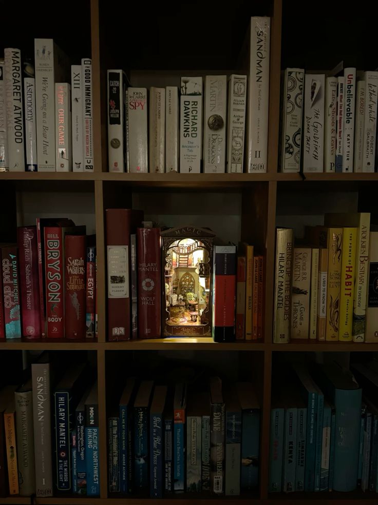 Lauofserenity's tweet photo. need this on my bookshelf https://t.co/FwZIYjLccV