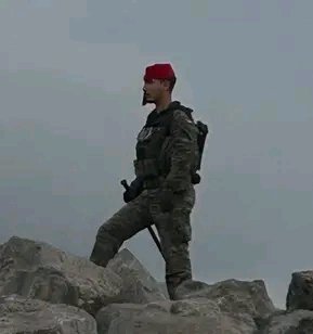 Portabales_Hijo's tweet photo. Este soldado Regular, que no pasara a la historia, ha hecho más por España que todos los que se dan golpes de pecho, pero se van de fiesta “institucional” a las primera de cambio. Y lo he visto en persona. Cuando todo era un caos, cuando pegaban tiros al aire, cuando los policías y agentes se esforzaban, acostumbramos a los hinchas del fútbol, este tipo, que no pasara insisto a nada ni nadie le agradecerá nada, se bajó de las piedras esas y en árabe, solo mostrando la porra y con su actitud, puso firme a más de 300 tíos. No saldrá en los libros de historia, pero con diez tíos como este, iba yo al fin del mundo. 
Fuente: @alvaromsanta