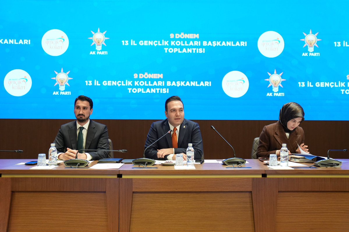 FatihAydemir45's tweet photo. 81 İl Gençlik Kolları Başkanları Toplantımızı, Gençlik Kolları Genel Başkanımız Sn. @avyusufibis’in başkanlığında gerçekleştirdik.

“Kampüse Hoş Geldin” çalışmalarımızı, sahadaki süreci ve önümüzdeki döneme ilişkin yol haritamızı değerlendirdik.

208 üniversitemizde aynı heyecan ve kararlılıkla çalışmaya devam ediyoruz. 🚀