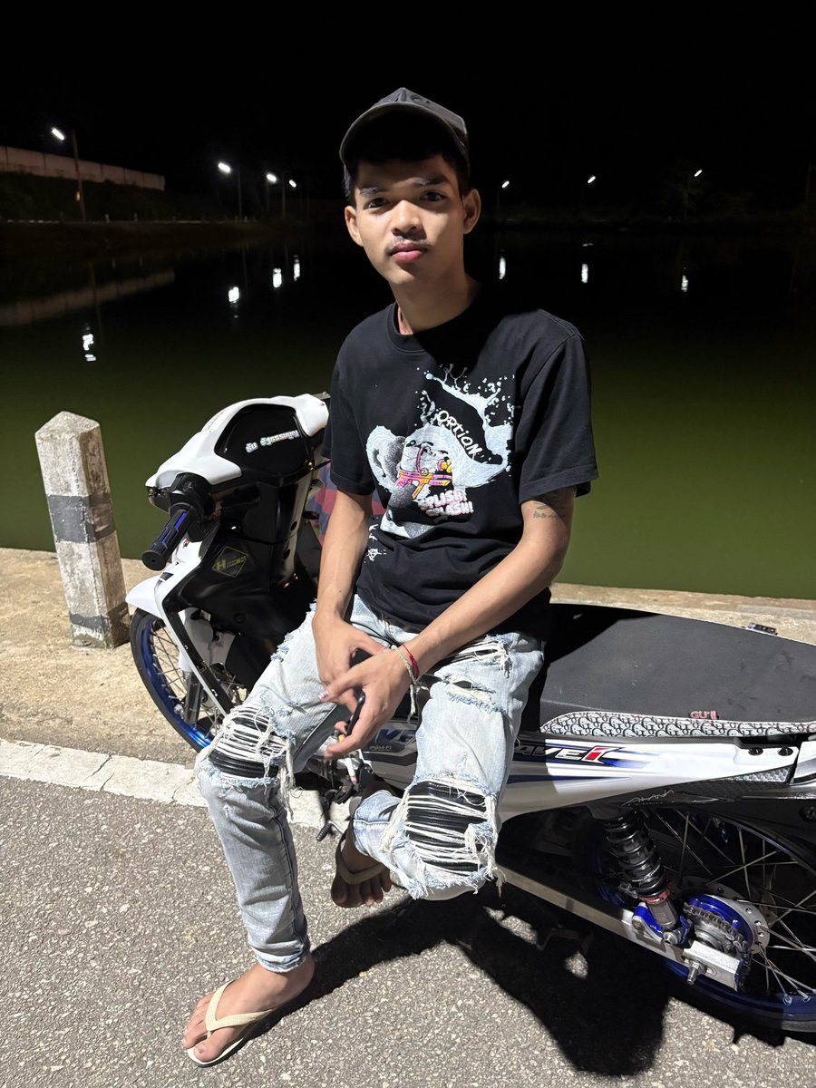 6qynydrnjrC's tweet photo. โสดหาผู้หญิงน่าๆรักสักคน#เหงา ทักมาหน่อย https://t.co/H9qKu9erJq