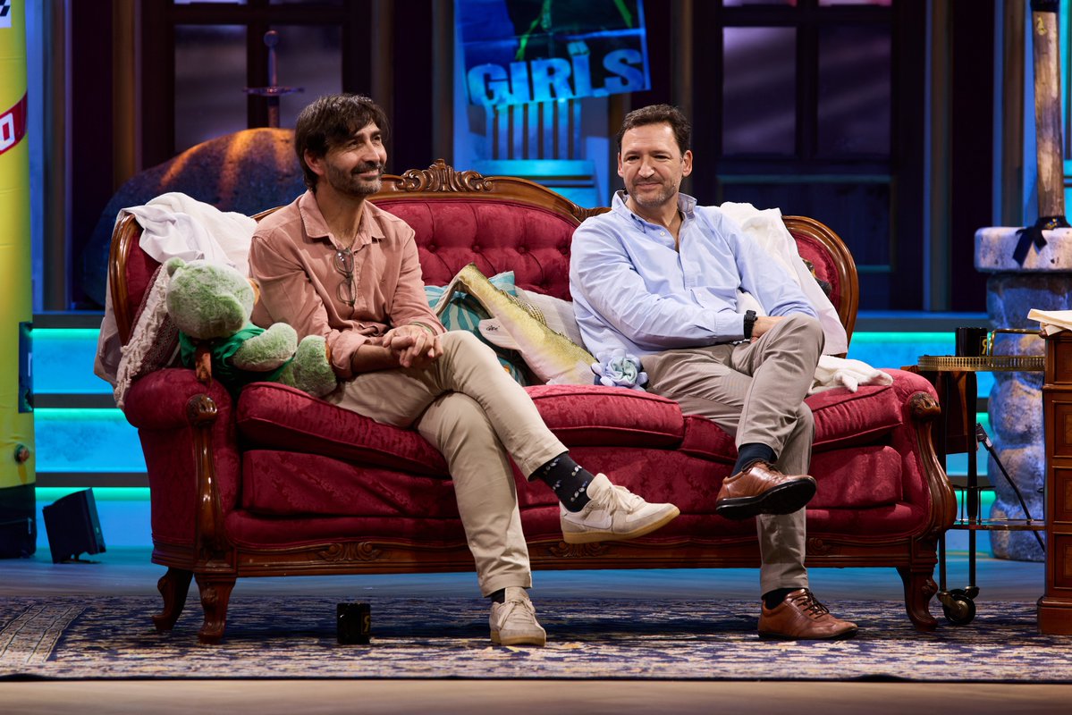 La1_tve's tweet photo. ¿Por qué España es líder en donación de órganos? Los médicos investigadores que desarrollaron el trasplante sin rechazo responden en #LaRevuelta

 "La intención es ser líderes también en investigación"

https://t.co/b5E6a8Br04 https://t.co/1HjtJ2tIVA