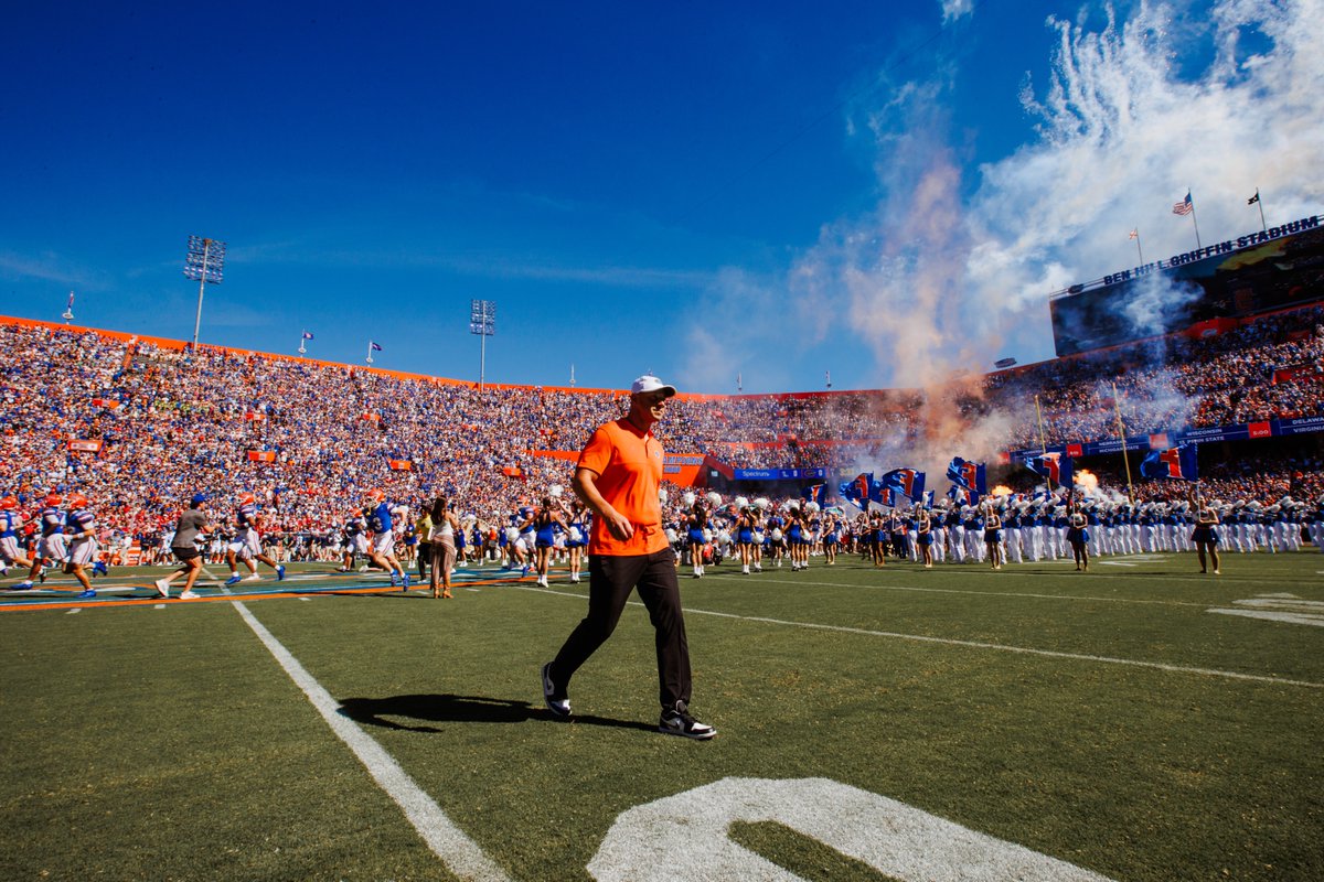 GatorsFB's tweet photo. Coach returns to Gator Talk tonight 🐊

⏰ 7-8 p.m. 
📍 The Swamp Restaurant 
ℹ️ https://t.co/xEIQQo9OrK https://t.co/eogw4PSByH