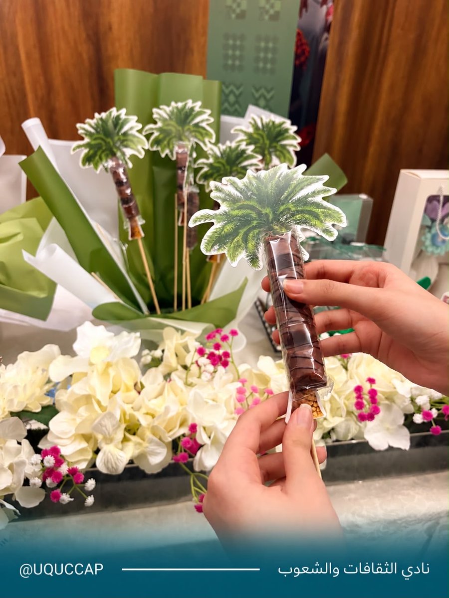 uqucanc's tweet photo. احتفاءً باليوم الوطني السعودي الـ96، أقام نادي الثقافات والشعوب فعاليةً احتفالية للتعريف بالنادي ورسالته  الثقافية بين الشعوب.

كما قدّم النادي عبارات ترحيبية بلغات مختلفة، احتفاءً بالتنوع الثقافي .
ثقافات تجمعنا 🌍🤍

#UQUCCAP https://t.co/zxOmJlGjNc