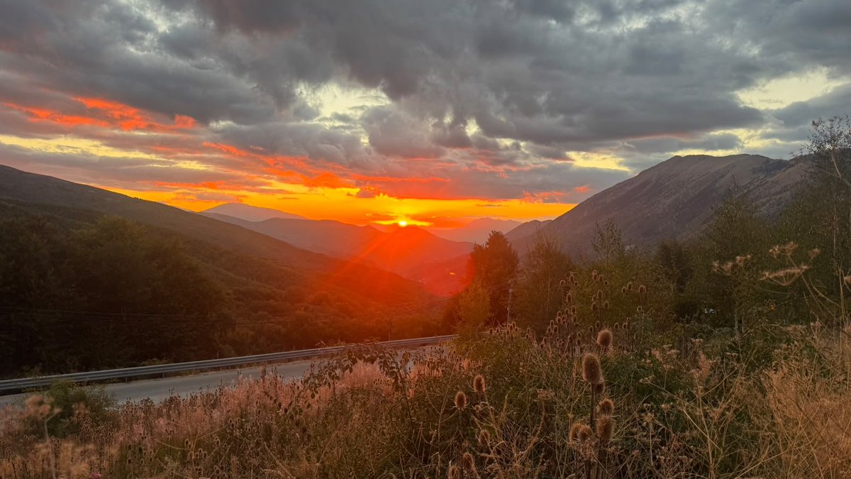 VacationAlbania's tweet photo. Some sunsets make you wish the day would never end 

للغروب سحرٌ خاص، تختصر فيه السماء حكايات الجمال والهدوء 🌅 ✨️

#albania #sunset #كوسوفو https://t.co/Su7WwMkju8