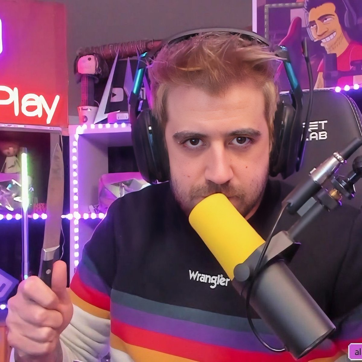 janeterra_'s tweet photo. Lo de que este señor tenga siempre cuchillos en el setup un poco rarito no? https://t.co/hNDjmO8Kvi