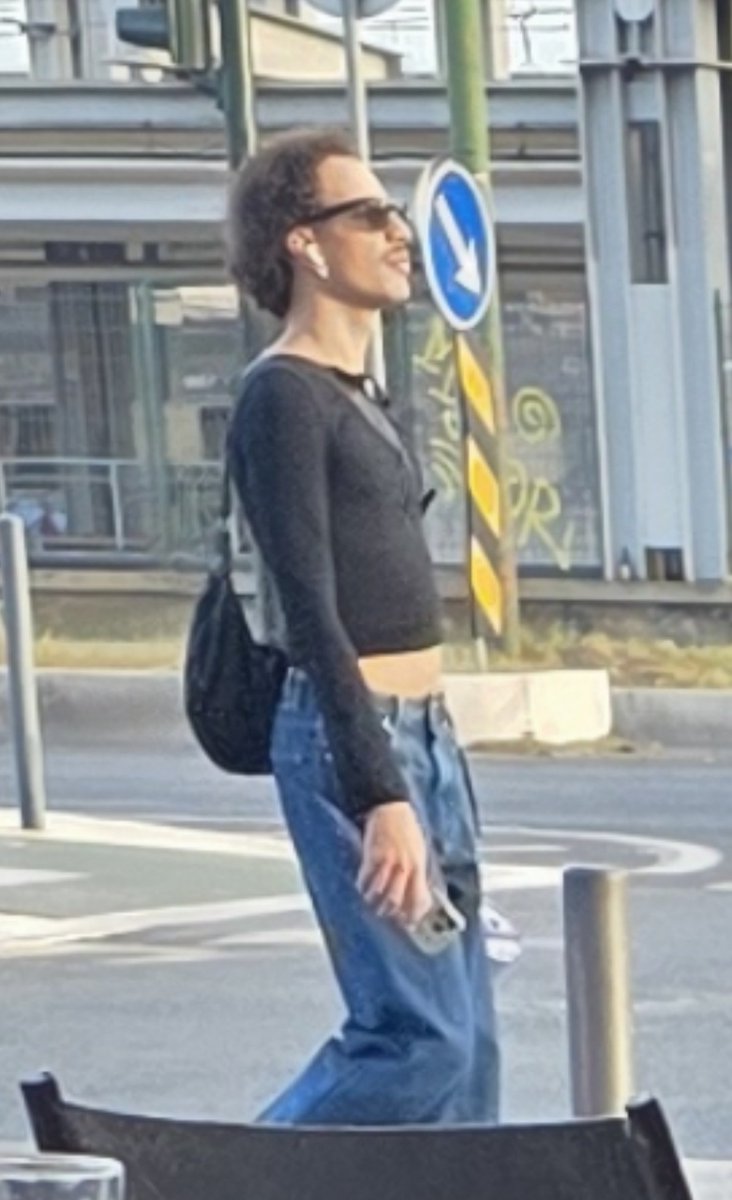 AntonioMendezPT's tweet photo. Vou ter de ser eu a dizer isto, o que é triste porque em pleno 2026, não só é preciso dizê-lo, (sendo que toda a gente vê e fica calada com receio das tais leis da "discriminação" e do cancelamento de esquerdalhos), como é preciso relembrar-vos a todos que os malucos tomaram o manicómio, estão a "geri-lo" e trancaram os médicos. 

Mas aqui vai: Ninguém normal quer ver gajos com idade para terem juízo, muitos deles com barba e maquilhagem, travestidos na rua, com roupas provocativas, tipo prostituta alterna, a abanarem-se e a fazerem expressões de gaja excêntrica.

Provocando sempre olhares de reprovação, nojo e até algum burburinho por parte das pessoas com mais idade (que felizmente não tinham que ver estas coisa quando éramos uma sociedade decente, sendo que tínhamos leis de atentado ao pudor e ninguém aturava poucas vergonhas). Qualquer português do tempo em que o meu pai era jovem, teria uma reação adequada ao ver uma coisa destas. (Se é que me entendem😉).

Deixo aqui também esta nota: Existe uma desproporcionalidade enorme de brasileiros mestiços a fazer isto. (Cheira-me que a falta de identidade, por estarem presos a um corpo de duas ou mais raças, leva a que compensem essa mesma lacuna com comportamentos extravagantes e decadente na procura de uma identidade mais alternativa).

Esquerdistas doentes vão dizer-me que "eu preocupo-me demasiado com a vida dos outros".
E sim se quisermos viver numa sociedade saudável, é precisamente com as vidas dos outros e os seus comportamentos em público que nos devemos preocupar. Da mesma forma que não queremos ver os nossos filhos, primos e irmãos bêbados ou drogados na rua, também não queremos ver os filhos de outrem bêbados, travestidos ou nus em público. Ainda para mais quando são estrangeiros, sendo que deviam de demonstrar o melhor comportamento possível no país dos outros. É simples. Não é digno nem inspirador para ninguém viver numa sociedade onde prevalece o baixo nível, a pouca vergonha e a baixeza. Quem tolera isto calado também passa a cúmplice do degredo.

Tenho dito.
