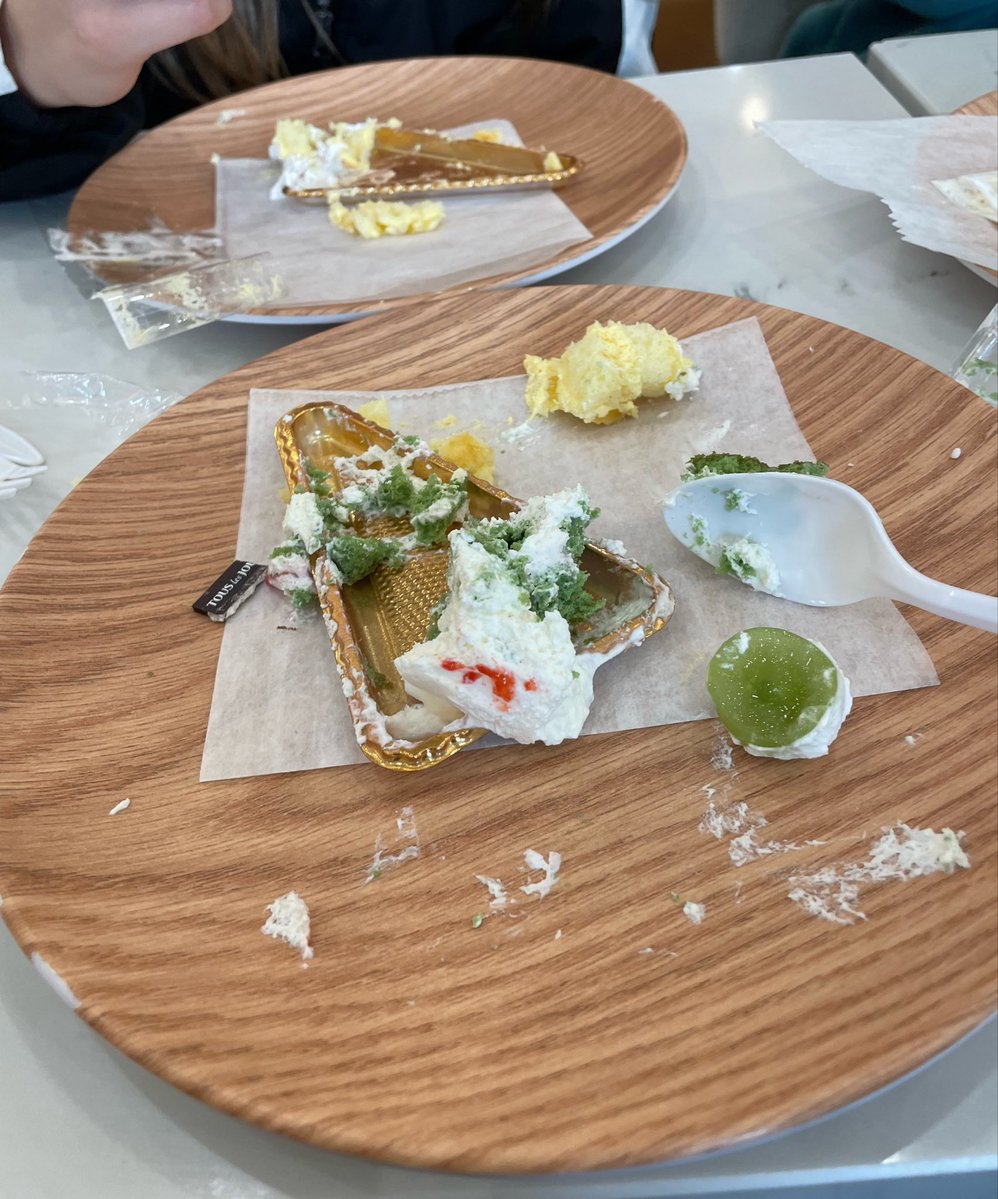 realyfeunicorn's tweet photo. bad day to be a slice of matcha cake!!! 😂 https://t.co/cBDDAzmln5