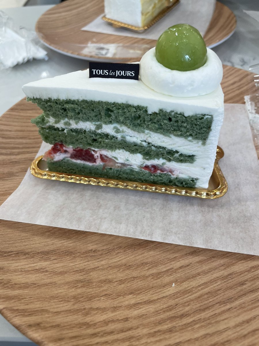 realyfeunicorn's tweet photo. bad day to be a slice of matcha cake!!! 😂 https://t.co/cBDDAzmln5