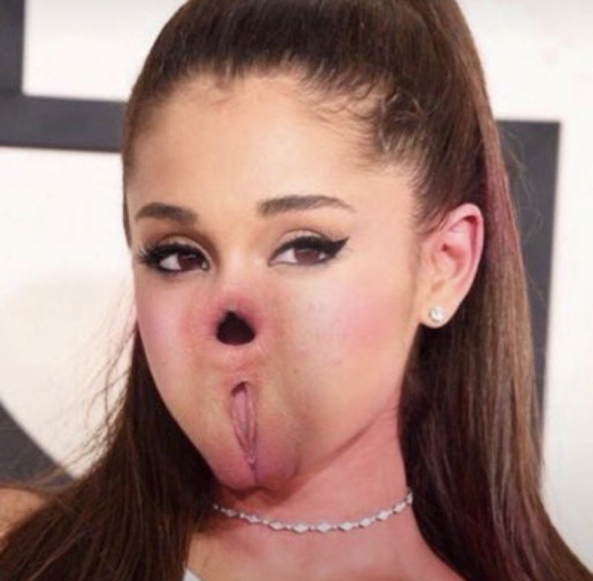 Columbino101's tweet photo. Ariana crashed the #VMA this year https://t.co/hWE1h6hgge