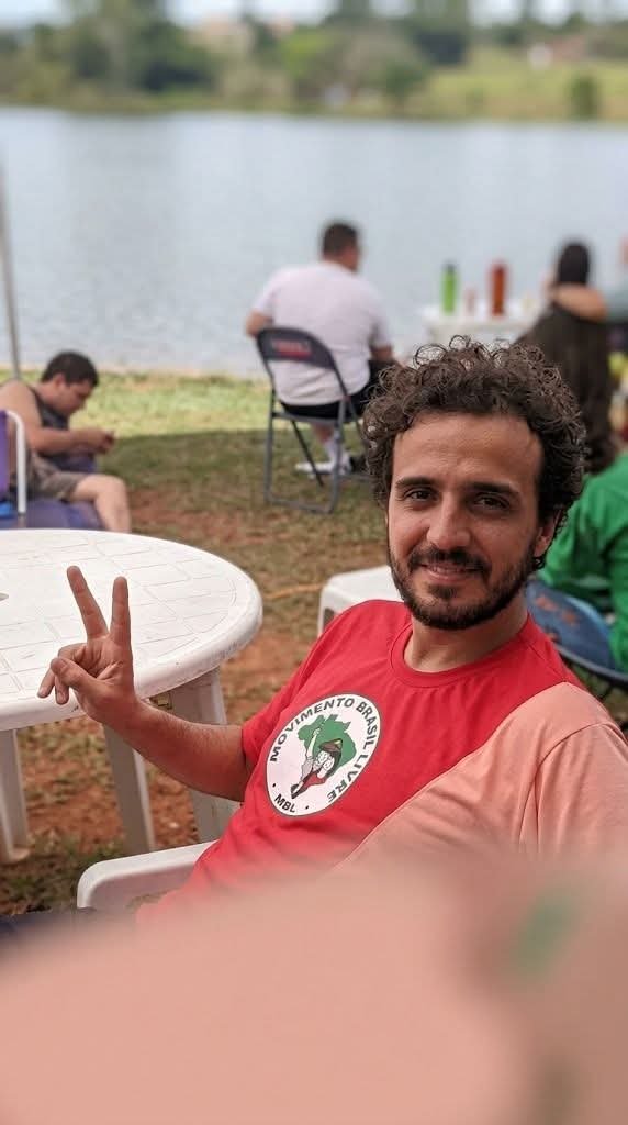 Henrique88b's tweet photo. @Sora_Vitoria @OFCBostil Rindo do que gado burro? Olha a foto seu jumento. Ele estava fazendo uma sátira zuando justamente a esquerda. https://t.co/U7uyMz8Qwb