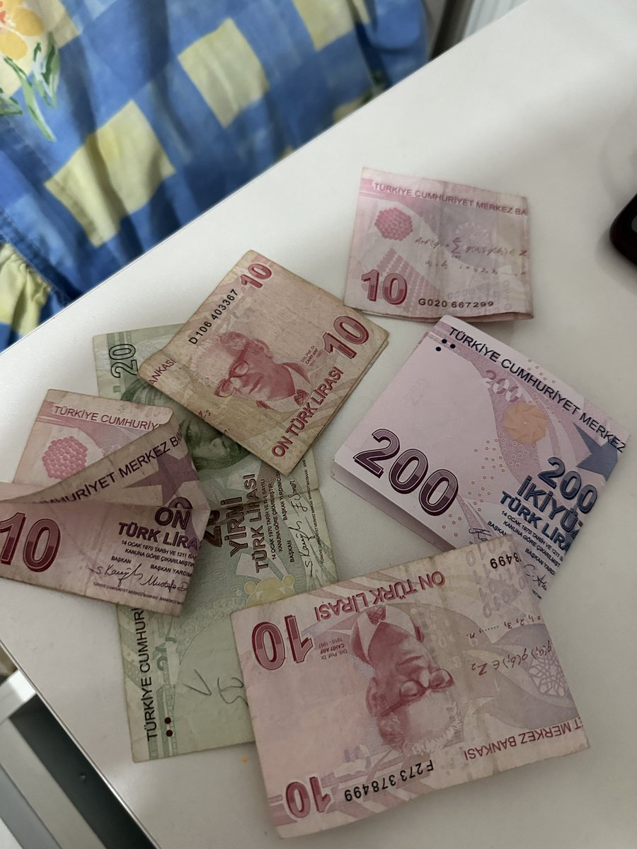 mirzamirza06's tweet photo. Sayın Cumhurbaşkanım yemin olsun cebimde kalan son para budur ..

30 yaşında evlilik planı olan bir vatandaşım.

Ben kimseden yardım talep etmedim etmiyorum da.

Benim paramı çalan kahpelerden alıp geri verin başka bir şey istemiyorum.

#TeraFonMağdurları #fon #tly #fsu #pekgy https://t.co/YPvQugVpMQ