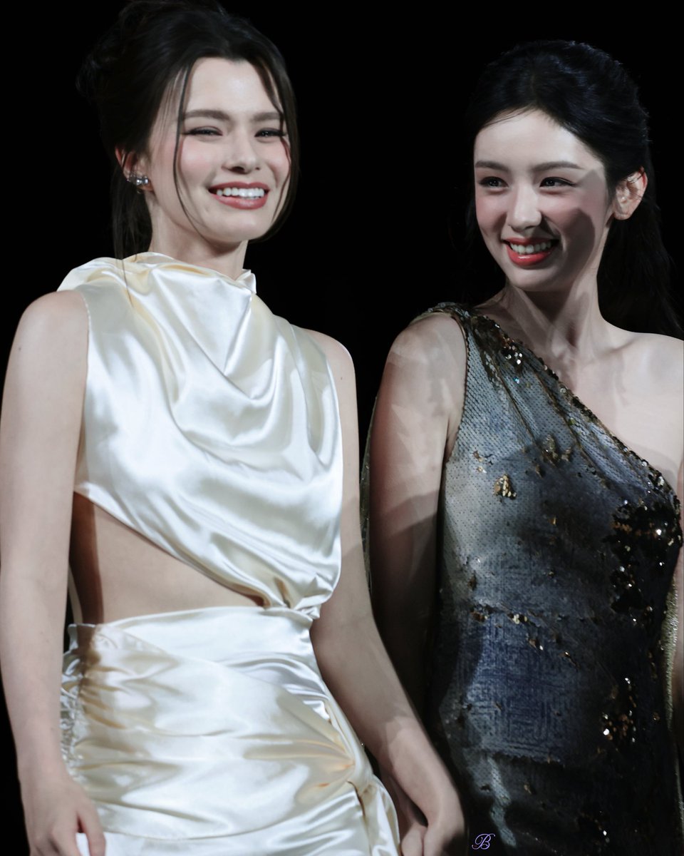 Madness78654's tweet photo. Aww, Becky and Zhou Ye have gotten so close🥰 It makes me so happy to see Becky making connections with talented artists on such a global stage🥹

REBECCA LE DEFILE LOREAL PARIS26
#LeDefileLOrealParis2026xBecky
#Beckysangels #BeckyArmstrong https://t.co/OaHi3Uu0pW