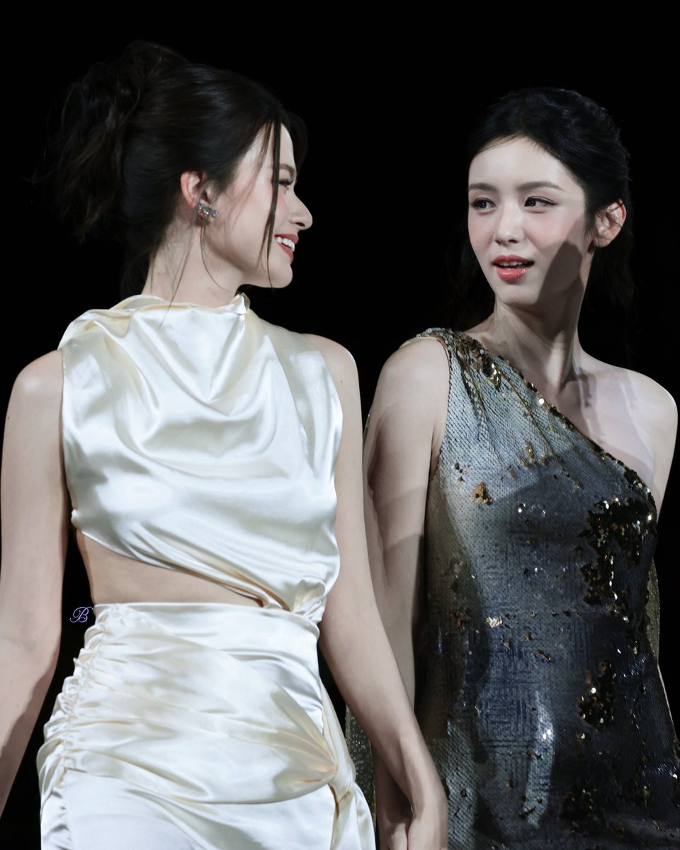 Madness78654's tweet photo. Aww, Becky and Zhou Ye have gotten so close🥰 It makes me so happy to see Becky making connections with talented artists on such a global stage🥹

REBECCA LE DEFILE LOREAL PARIS26
#LeDefileLOrealParis2026xBecky
#Beckysangels #BeckyArmstrong https://t.co/OaHi3Uu0pW