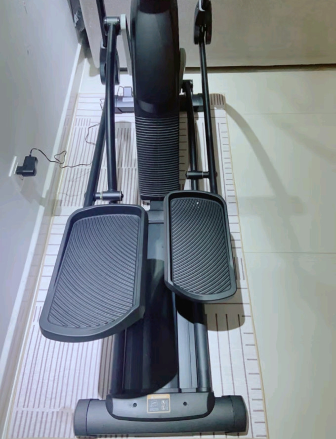domin_zlix777's tweet photo. "Check out this new elliptical I just got—time to get fit! "， https://t.co/58Lb3c4equ