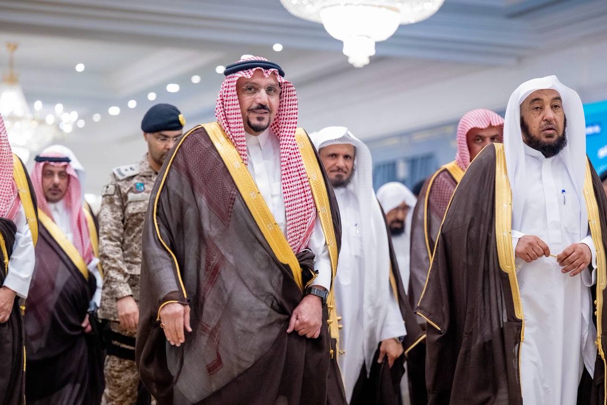 EmarahAlQassim's tweet photo. شهد الاحتفال إقامة ندوة بعنوان «طاعة ووفاق وبيعة في الأعناق»، شارك فيها عدد من المتخصصين.. 

سمو #أمير_منطقة_القصيم بحضور سمو نائبه ، يرعى حفل إمارة المنطقة باليوم الوطني، والذي أقيم بقصر التوحيد بمدينة بريدة . https://t.co/Xp656T4CcE