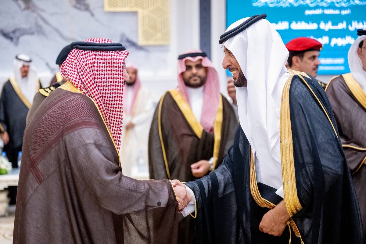 EmarahAlQassim's tweet photo. شهد الاحتفال إقامة ندوة بعنوان «طاعة ووفاق وبيعة في الأعناق»، شارك فيها عدد من المتخصصين.. 

سمو #أمير_منطقة_القصيم بحضور سمو نائبه ، يرعى حفل إمارة المنطقة باليوم الوطني، والذي أقيم بقصر التوحيد بمدينة بريدة . https://t.co/Xp656T4CcE