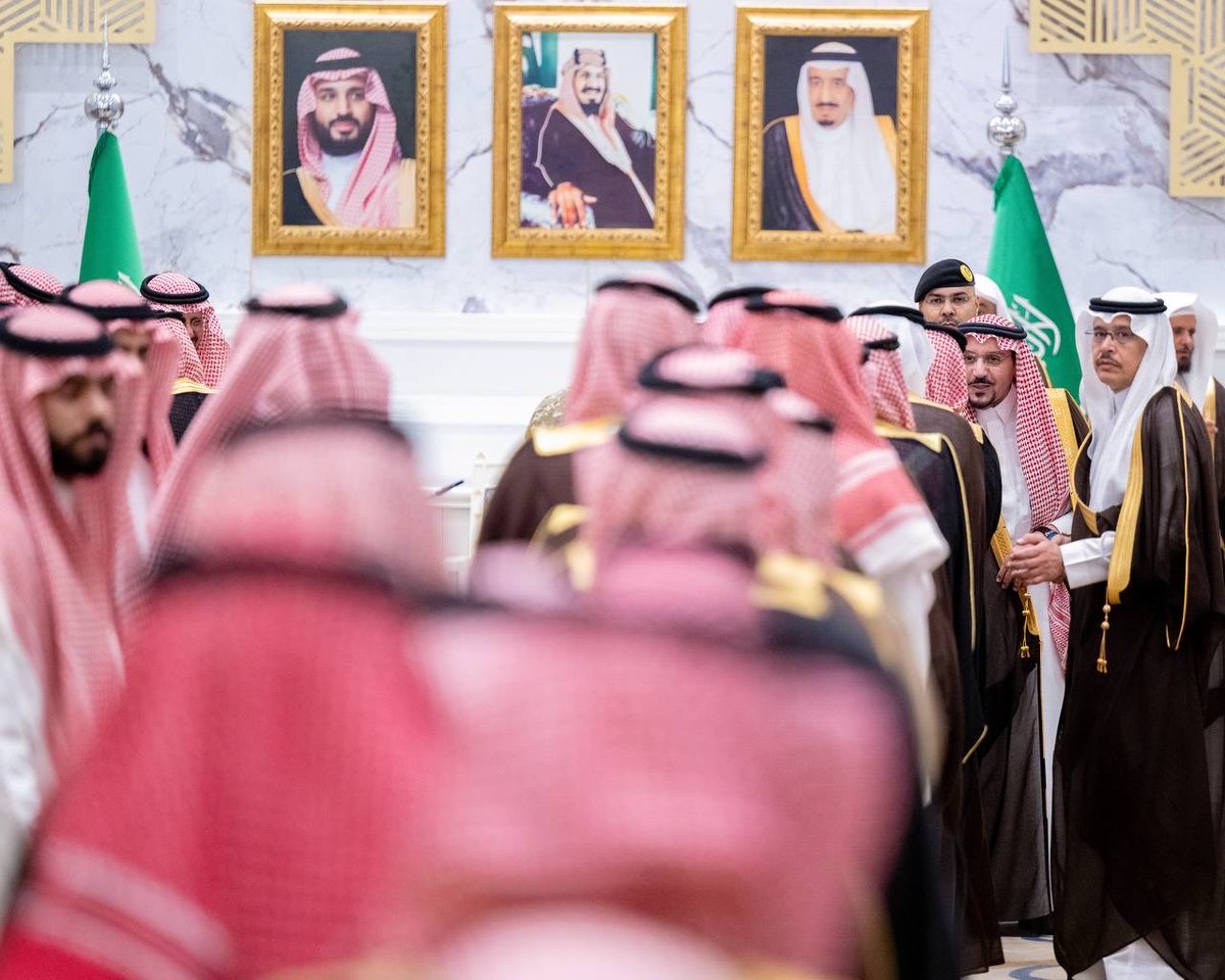 EmarahAlQassim's tweet photo. شهد الاحتفال إقامة ندوة بعنوان «طاعة ووفاق وبيعة في الأعناق»، شارك فيها عدد من المتخصصين.. 

سمو #أمير_منطقة_القصيم بحضور سمو نائبه ، يرعى حفل إمارة المنطقة باليوم الوطني، والذي أقيم بقصر التوحيد بمدينة بريدة . https://t.co/Xp656T4CcE