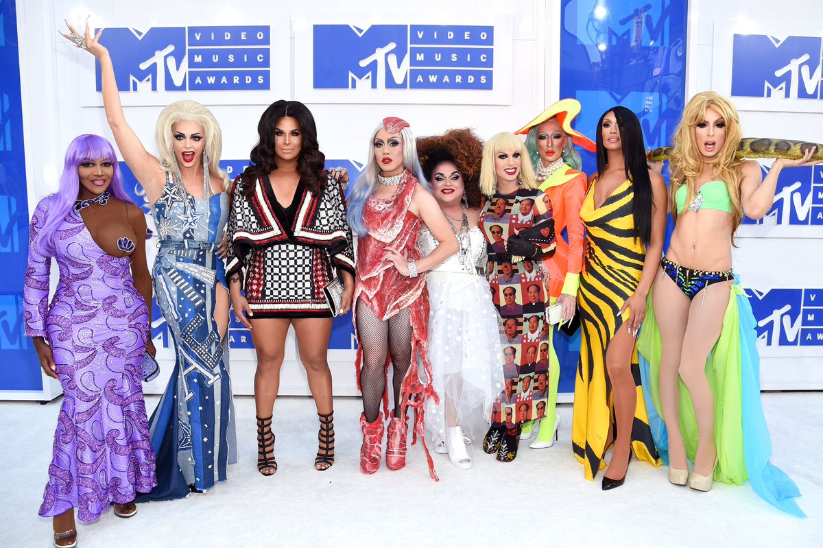 malvado_f4g's tweet photo. when the all stars 2 cast was at the 2016 vmas and everyone served high glam and high camp. like roxxxy standing there like 🧍‍♀️is frying me https://t.co/0bKVF6oIaJ