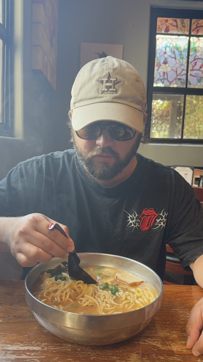 VictoriaaaGlz's tweet photo. comer ramen contigo por siempre 🤞🏽 https://t.co/zb94XXwVo2