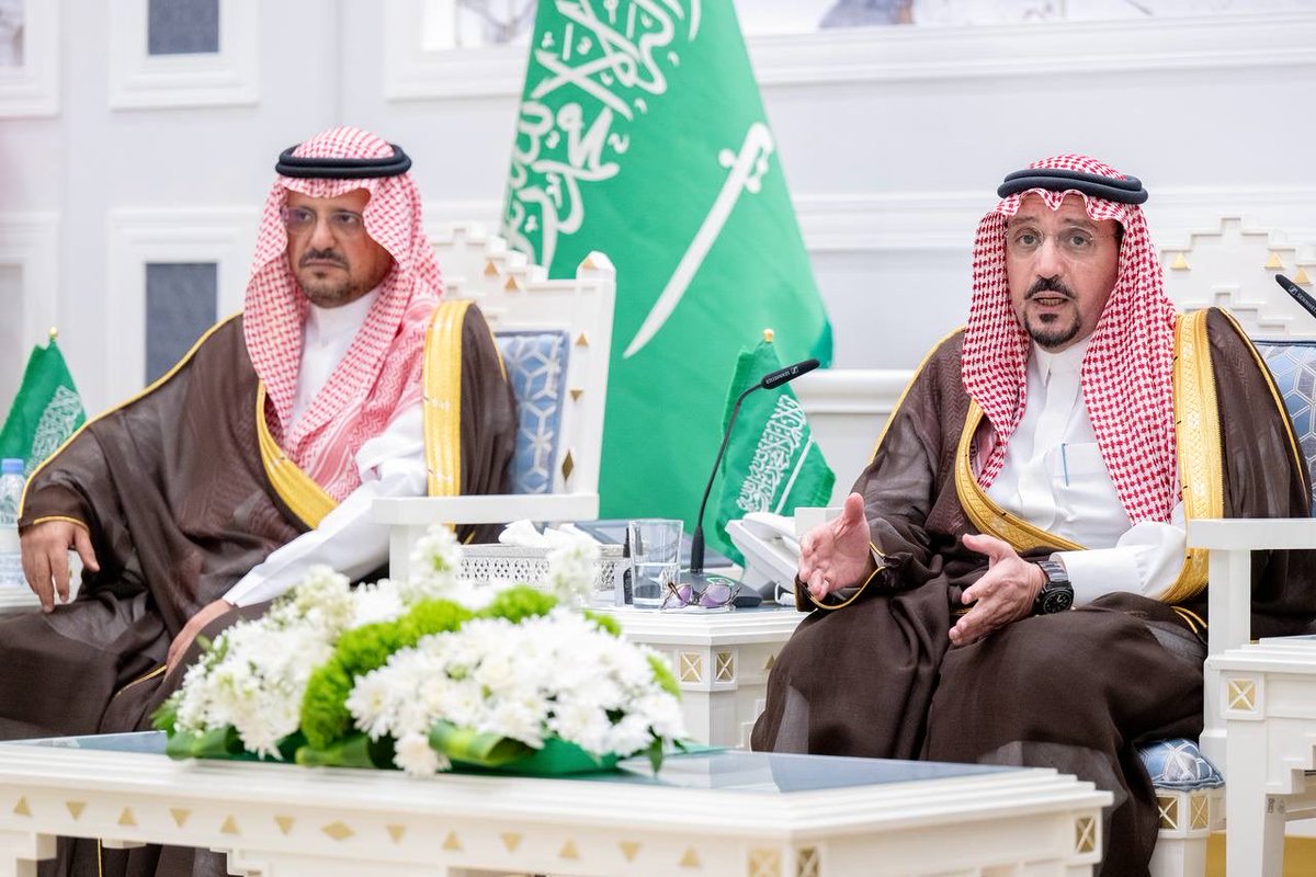 EmarahAlQassim's tweet photo. خلال رعاية سموه احتفال إمارة منطقة القصيم بـ #اليوم_الوطني_السعودي بقصر التوحيد بمدينة بريدة .. 

سمو #أمير_منطقة_القصيم: الملك عبدالعزيز– طيب الله ثراه – جسّد في تعامله مع خصومه منهج الدفع بالتي هي أحسن، واحتواهم بالحكمة والعفو، مستلهمًا في ذلك هدي كتاب الله الكريم، حتى تحقق له توحيد البلاد وجمع الكلمة، وأصبحت هذه الأرض المباركة بلاد الحرمين الشريفين، موطن الأمن والاستقرار.