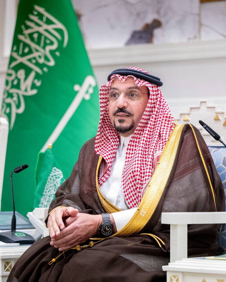 EmarahAlQassim's tweet photo. خلال رعاية سموه احتفال إمارة منطقة القصيم بـ #اليوم_الوطني_السعودي بقصر التوحيد بمدينة بريدة .. 

سمو #أمير_منطقة_القصيم: الملك عبدالعزيز– طيب الله ثراه – جسّد في تعامله مع خصومه منهج الدفع بالتي هي أحسن، واحتواهم بالحكمة والعفو، مستلهمًا في ذلك هدي كتاب الله الكريم، حتى تحقق له توحيد البلاد وجمع الكلمة، وأصبحت هذه الأرض المباركة بلاد الحرمين الشريفين، موطن الأمن والاستقرار.