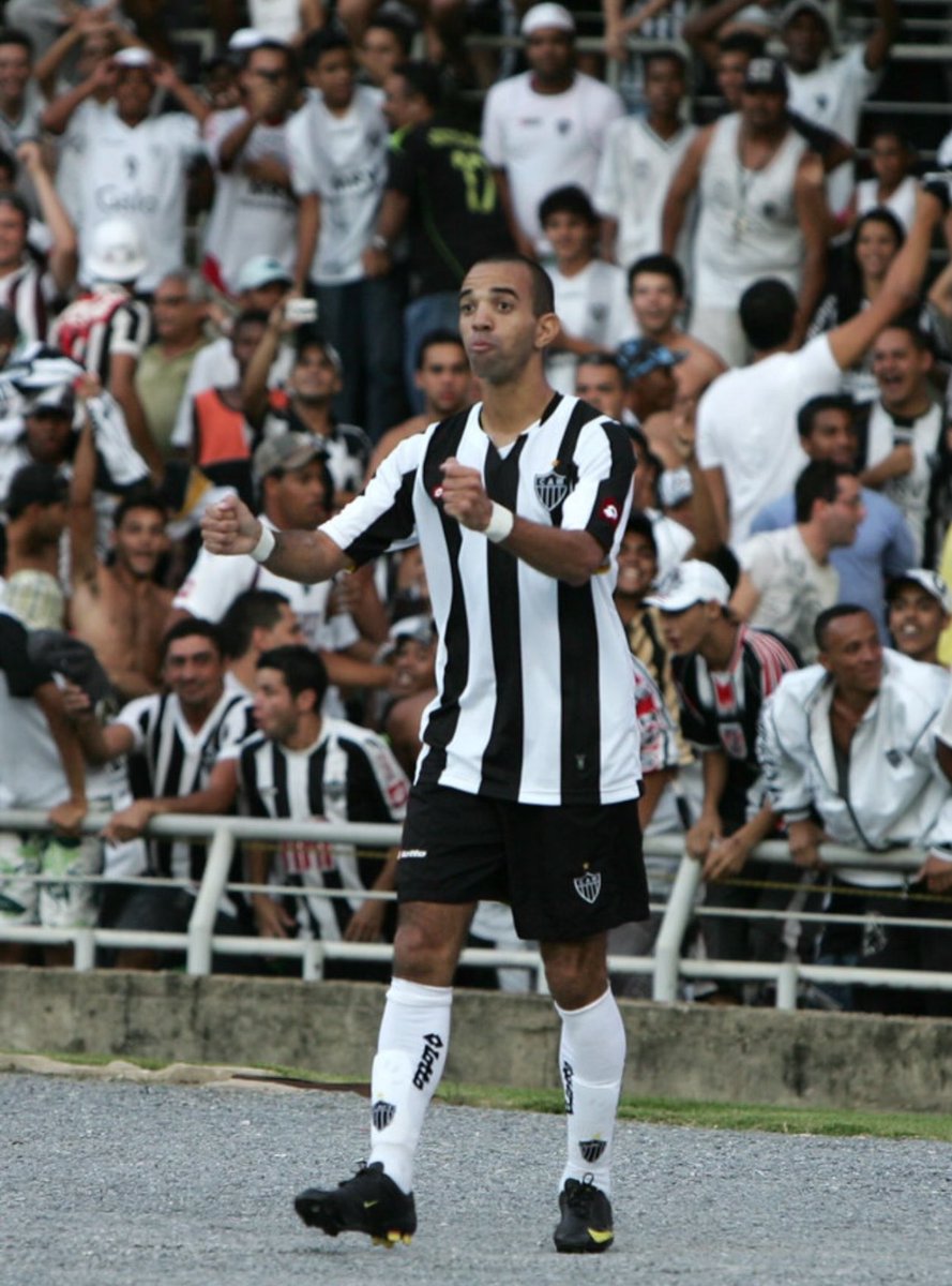 futnostalgico's tweet photo. Diego Tardelli comemora com a torcida do Atlético-MG no antigo Mineirão em 2009.

Nostálgico! https://t.co/I1wr4dqKXs