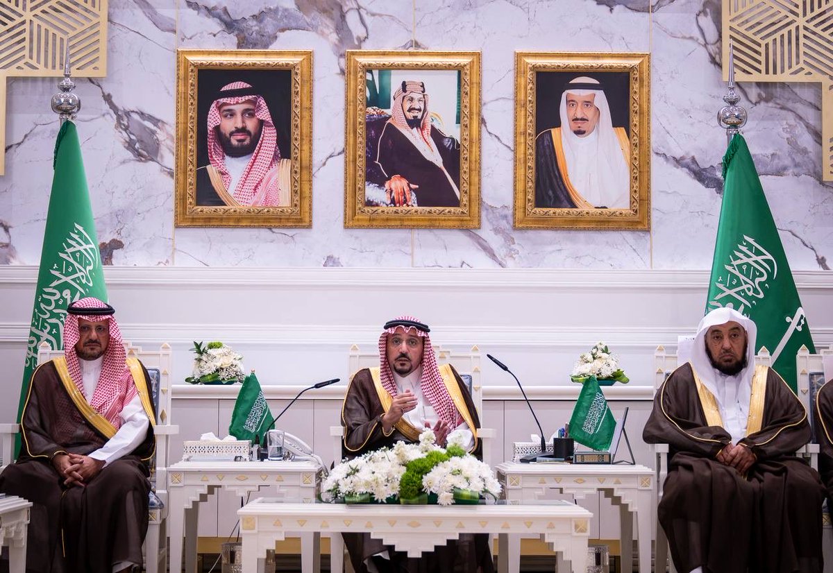 EmarahAlQassim's tweet photo. أقيمت الندوة خلال احتفال امارة منطقة القصيم بـ #اليوم_الوطني_السعودي.. 

سمو #أمير_منطقة_القصيم :
ما طرحه المشاركون في  ندوة بعنوان «طاعة ووفاق وبيعة في الاعناق »، من مضامين تاريخية وعلمية ثرية يعزز الوعي بتاريخ الوطن، ويعرّف الأجيال بالقيم التي قامت عليها المملكة، ويبرز ما اتصف به المؤسس - طيب الله ثراه - من حكمةٍ وعفوٍ وبعد نظر.