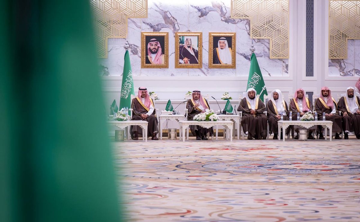 EmarahAlQassim's tweet photo. أقيمت الندوة خلال احتفال امارة منطقة القصيم بـ #اليوم_الوطني_السعودي.. 

سمو #أمير_منطقة_القصيم :
ما طرحه المشاركون في  ندوة بعنوان «طاعة ووفاق وبيعة في الاعناق »، من مضامين تاريخية وعلمية ثرية يعزز الوعي بتاريخ الوطن، ويعرّف الأجيال بالقيم التي قامت عليها المملكة، ويبرز ما اتصف به المؤسس - طيب الله ثراه - من حكمةٍ وعفوٍ وبعد نظر.