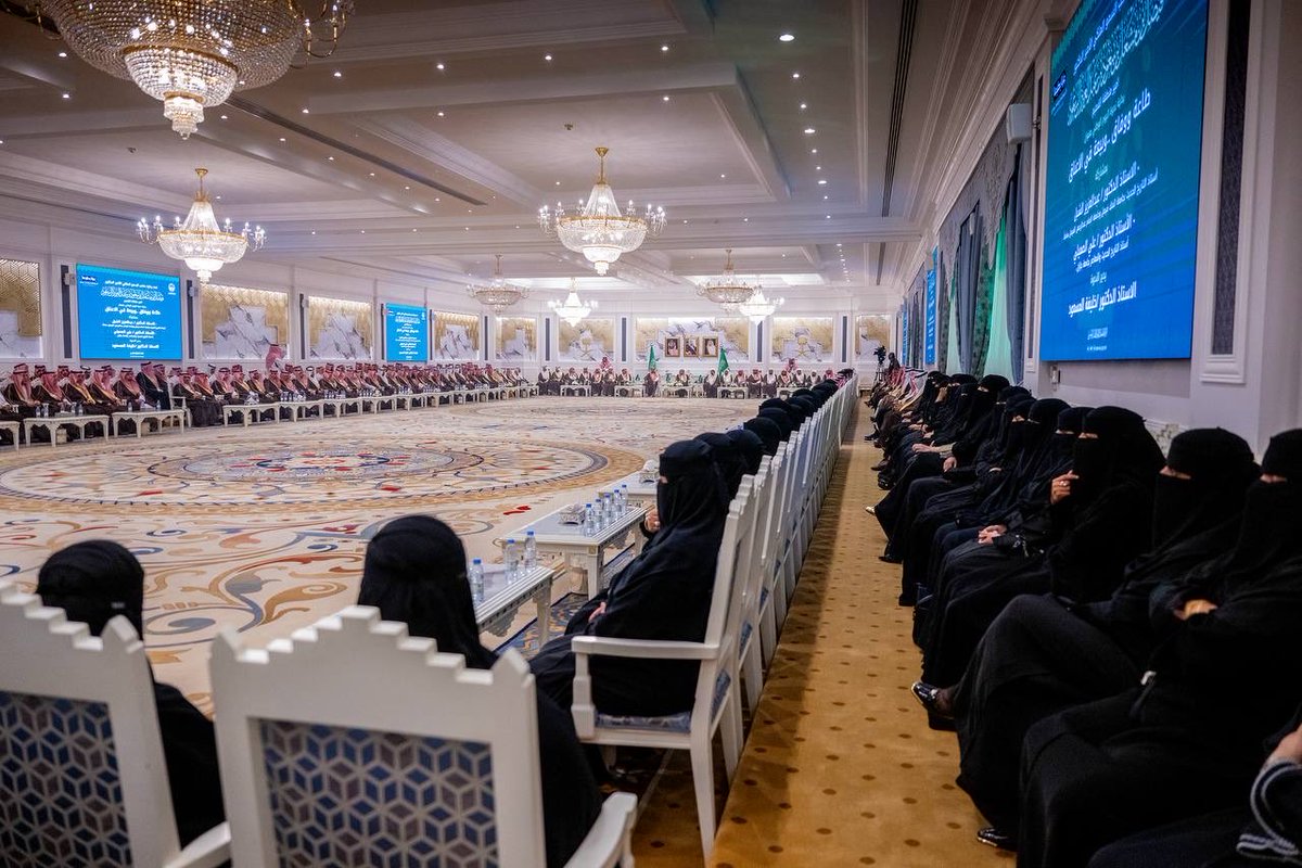 EmarahAlQassim's tweet photo. أقيمت الندوة خلال احتفال امارة منطقة القصيم بـ #اليوم_الوطني_السعودي.. 

سمو #أمير_منطقة_القصيم :
ما طرحه المشاركون في  ندوة بعنوان «طاعة ووفاق وبيعة في الاعناق »، من مضامين تاريخية وعلمية ثرية يعزز الوعي بتاريخ الوطن، ويعرّف الأجيال بالقيم التي قامت عليها المملكة، ويبرز ما اتصف به المؤسس - طيب الله ثراه - من حكمةٍ وعفوٍ وبعد نظر.
