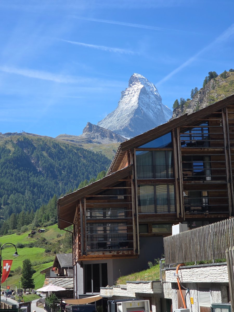 bossnier88's tweet photo. @NateB_Panic Bullshit... i was there on 15th of September and Temps dropped significantly sinve then.
#Switzerland
#Matterhorn
#Zermatt https://t.co/G4uKu04ow4